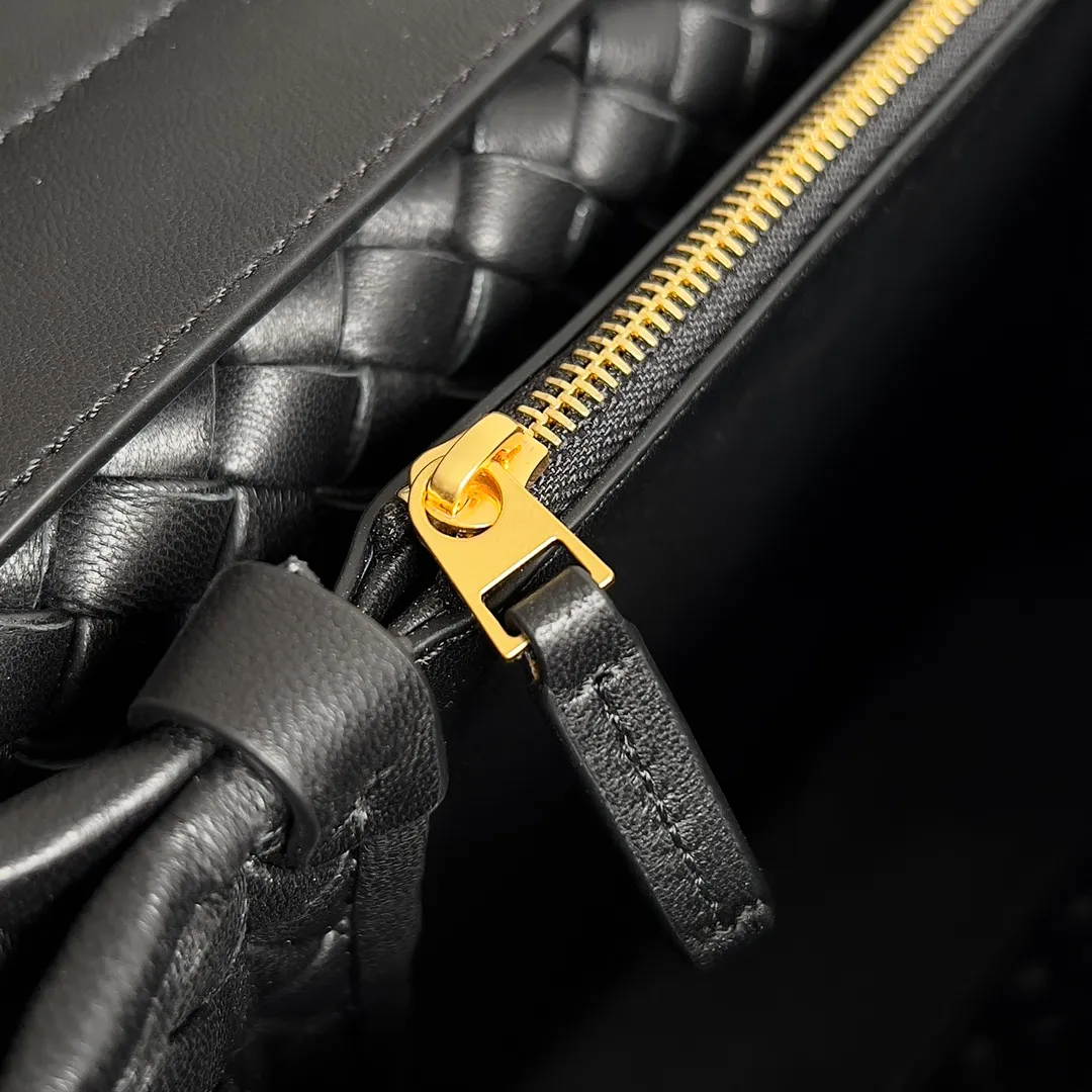 Batch 2320 BV patti bag is full of three-dimensional quilted leather strips. Low-key luxury is often hidden in details and craftsmanship. This bag opens and closes casually, and is simple and elegant overall. It is equipped with a detachable shoulder strap, which can be carried cross-body or carried by hand to match different outfits. The interior is designed with double layers and a small zippered compartment to ensure the safety of private items. No matter the capacity, shape or privacy, it is full of security when you go out. Style number: 776783 Size: 19*26*11cm
